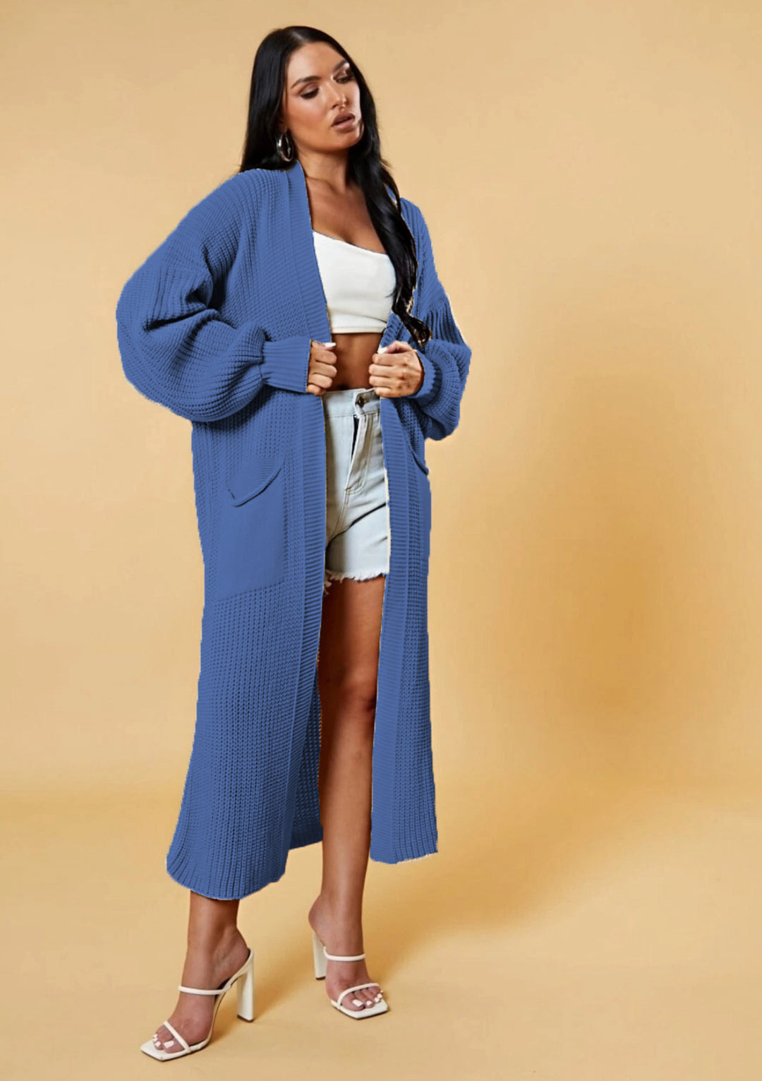 Kvinnors långa stickad cardigan med öppen design och praktiska fickor Mirla-Eva Jonsson