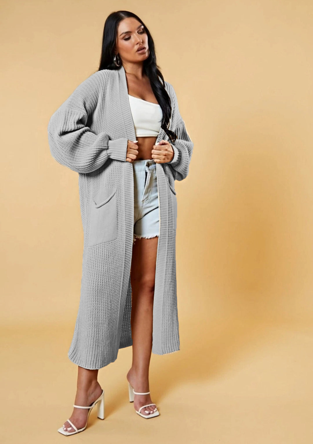 Kvinnors långa stickad cardigan med öppen design och praktiska fickor Mirla-Eva Jonsson