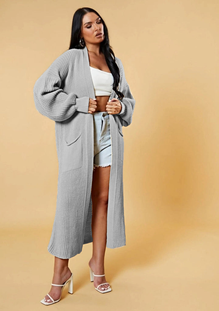 Kvinnors långa stickad cardigan med öppen design och praktiska fickor Mirla-Eva Jonsson
