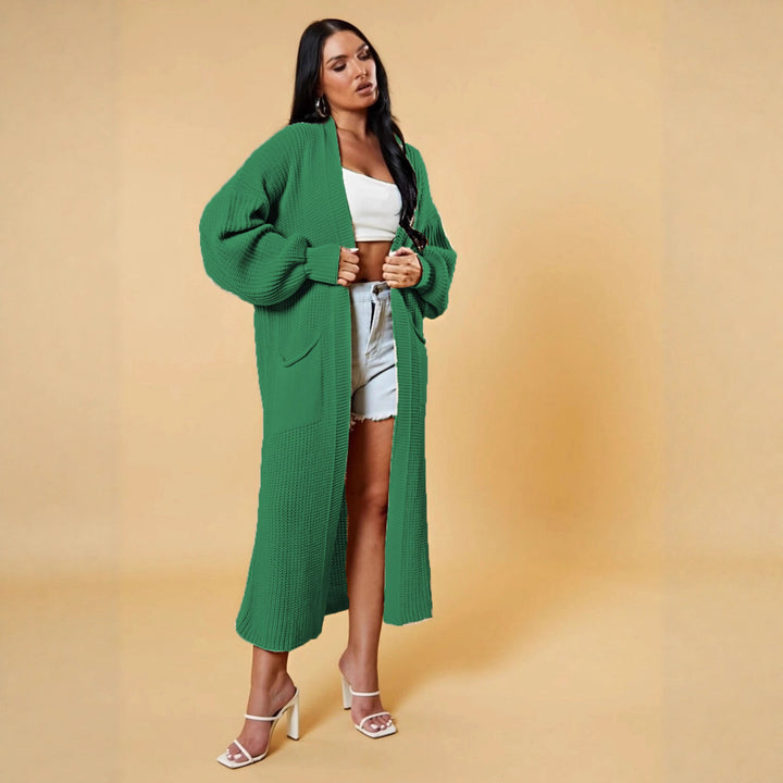 Kvinnors långa stickad cardigan med öppen design och praktiska fickor Mirla-Eva Jonsson