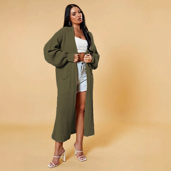 Kvinnors långa stickad cardigan med öppen design och praktiska fickor Mirla-Eva Jonsson
