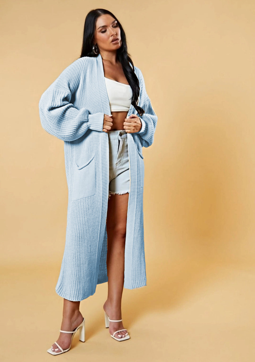 Kvinnors långa stickad cardigan med öppen design och praktiska fickor Mirla-Eva Jonsson