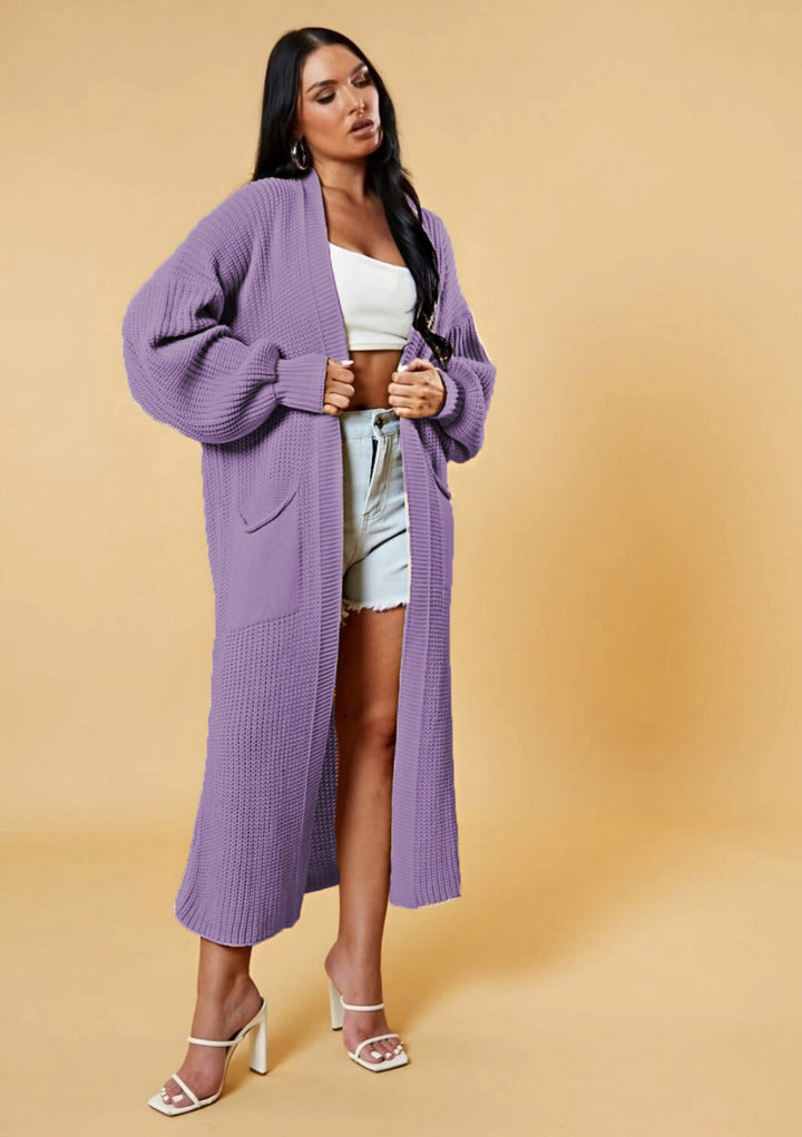 Kvinnors långa stickad cardigan med öppen design och praktiska fickor Mirla-Eva Jonsson