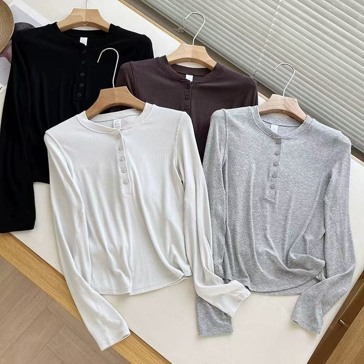 Kvinnors långärmad Henley skjorta gjord av mjuk bomullsblandning med trendiga knappp Detaljer Mirla-Eva Jonsson