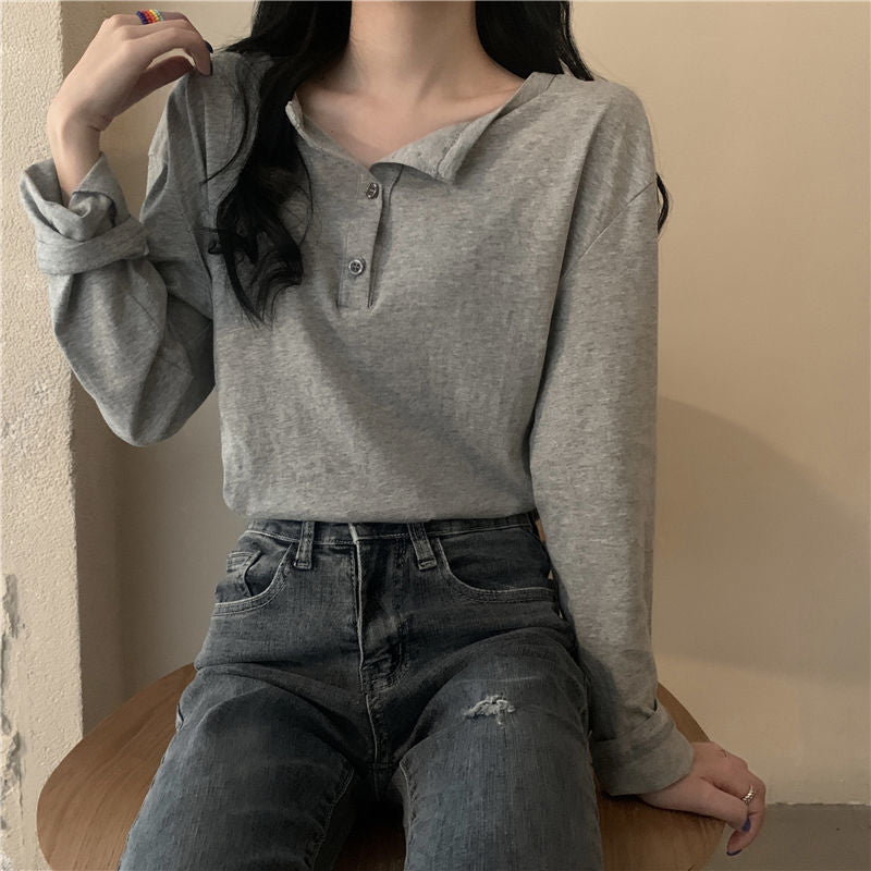 Kvinnors långärmad Henley-t-shirt med modern krage och kontinuerlig knappslå Mirla-Eva Jonsson