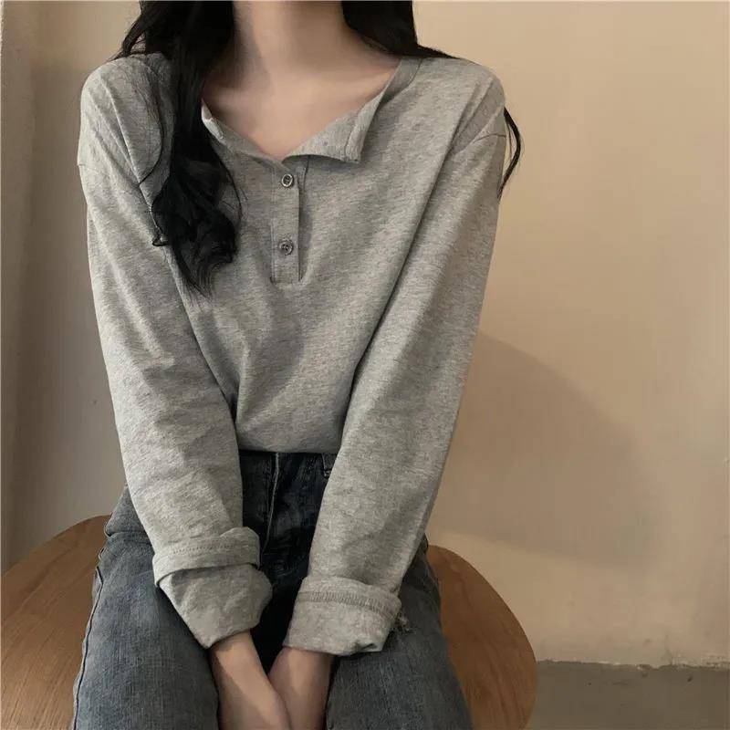 Kvinnors långärmad Henley-t-shirt med modern krage och kontinuerlig knappslå Mirla-Eva Jonsson