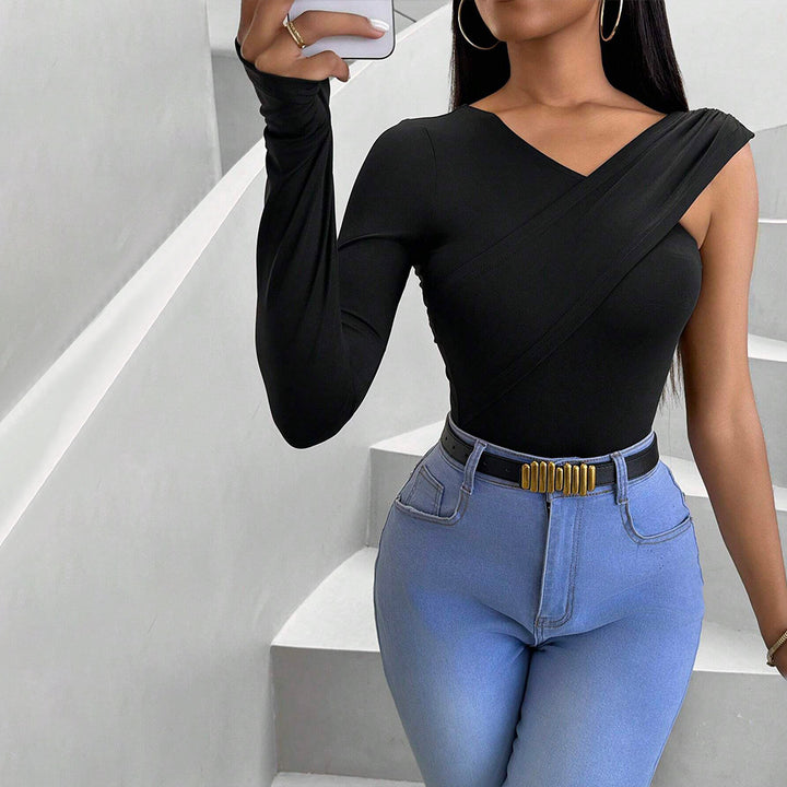 Kvinnors långärmad bodysuit med asymmetrisk skärning och elegant snurrdesign Mirla-Eva Jonsson