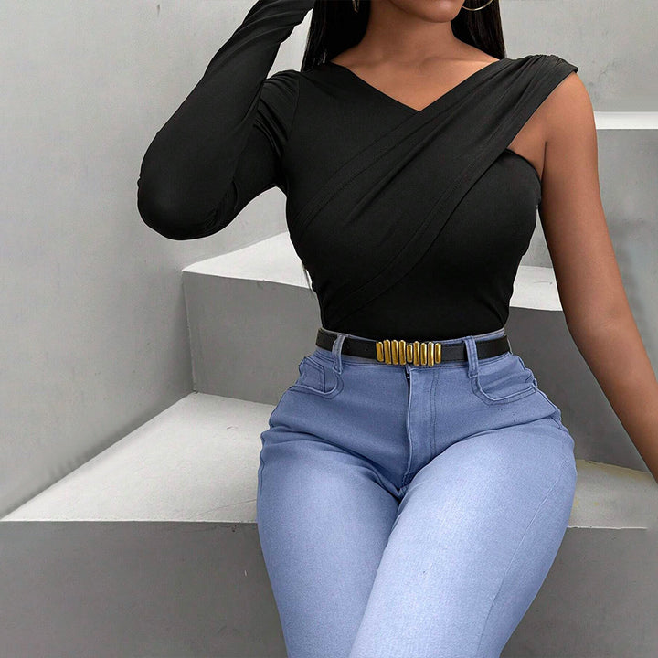 Kvinnors långärmad bodysuit med asymmetrisk skärning och elegant vriddesign Mirla-Eva Jonsson