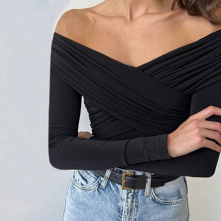 Kvinnors långärmad bodysuit med chic off-shoulder design och raffinerad drapering detaljer Mirla-Eva Jonsson