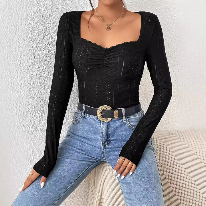 Kvinnors långärmad bodysuit med fyrkantig halsringning och eleganta volanger Mirla-Eva Jonsson