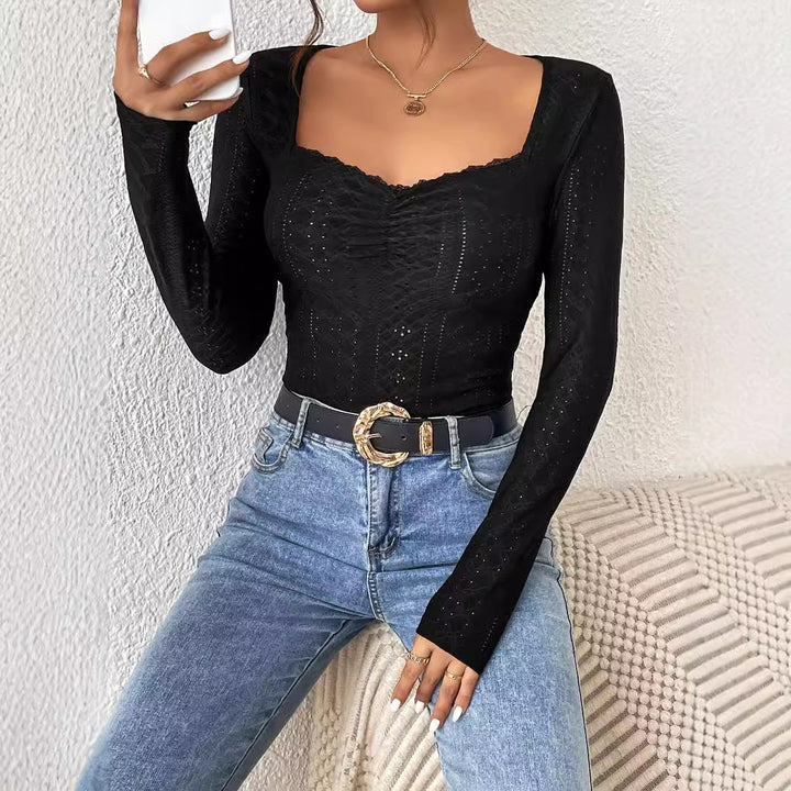 Kvinnors långärmad bodysuit med fyrkantig halsringning och eleganta volanger Mirla-Eva Jonsson