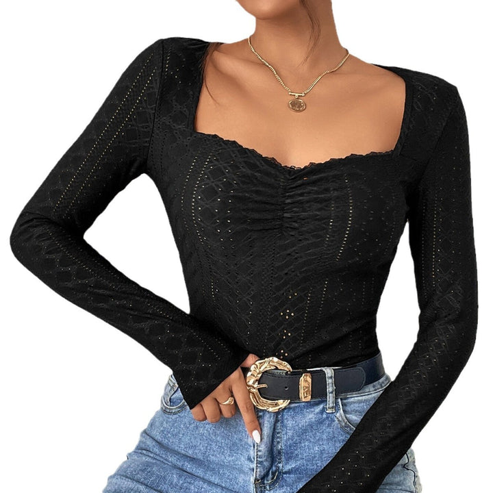 Kvinnors långärmad bodysuit med fyrkantig halsringning och eleganta volanger Mirla-Eva Jonsson