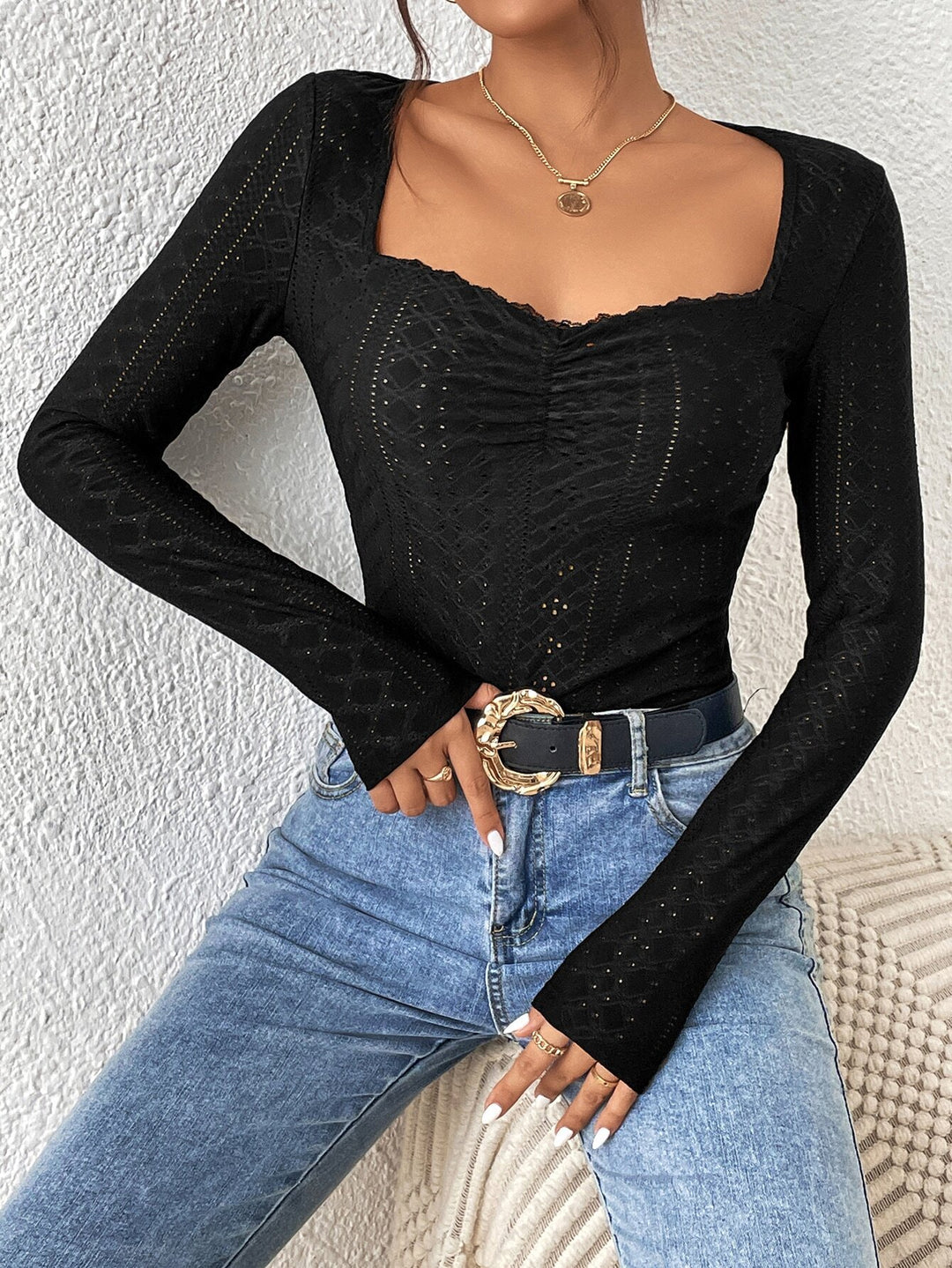 Kvinnors långärmad bodysuit med fyrkantig halsringning och eleganta volanger Mirla-Eva Jonsson