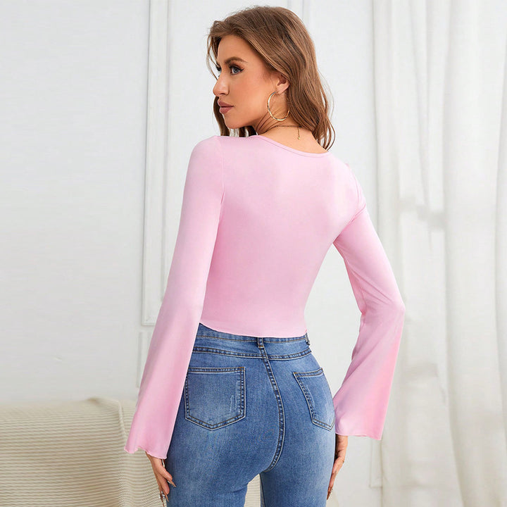 Kvinnors långärmad bodysuit med smakfull fyrkantig halsringning och elegant volangdesign Mirla-Eva Jonsson