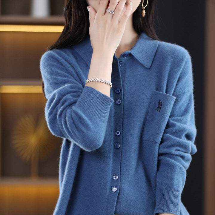 Kvinnors långärmad cardigan med elegant krage och praktisk knappslå Mirla-Eva Jonsson