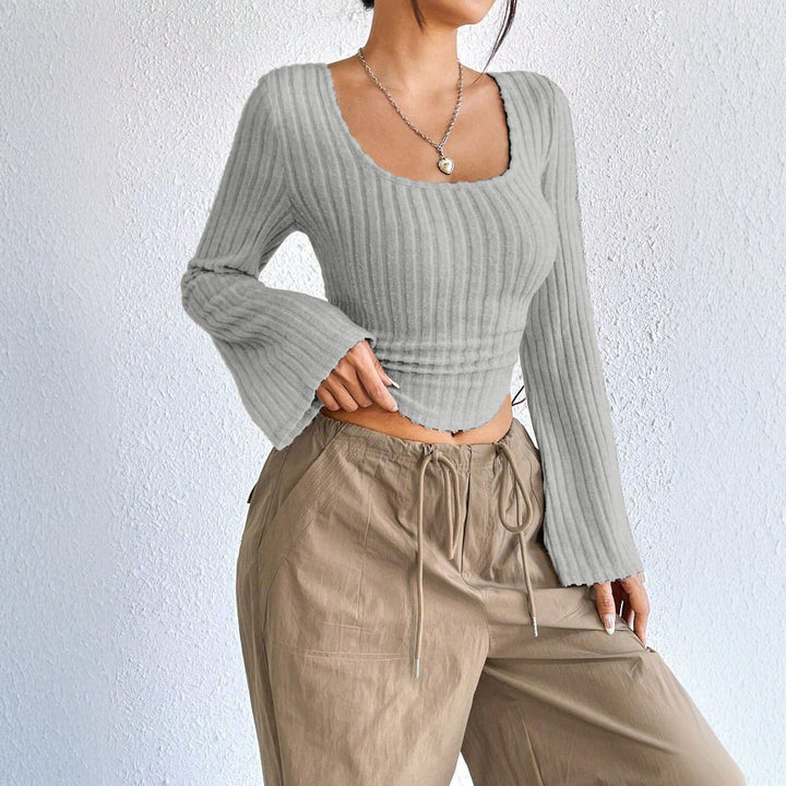 Kvinnors långärmad crop top med dekorativ ribbdesign och rundad fåll Mirla-Eva Jonsson