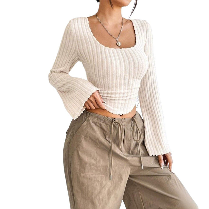 Kvinnors långärmad crop top med dekorativ ribbdesign och rundad fåll Mirla-Eva Jonsson