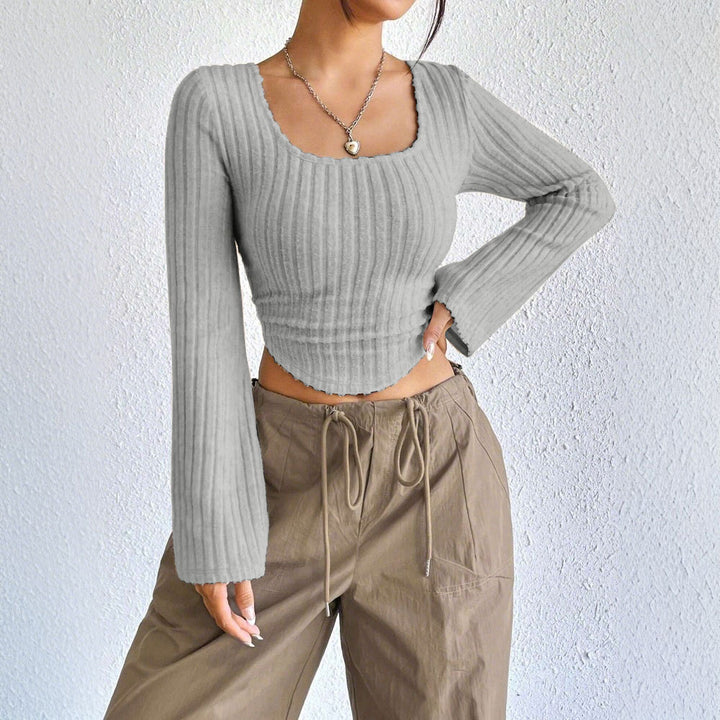 Kvinnors långärmad crop top med dekorativ ribbdesign och rundad fåll Mirla-Eva Jonsson