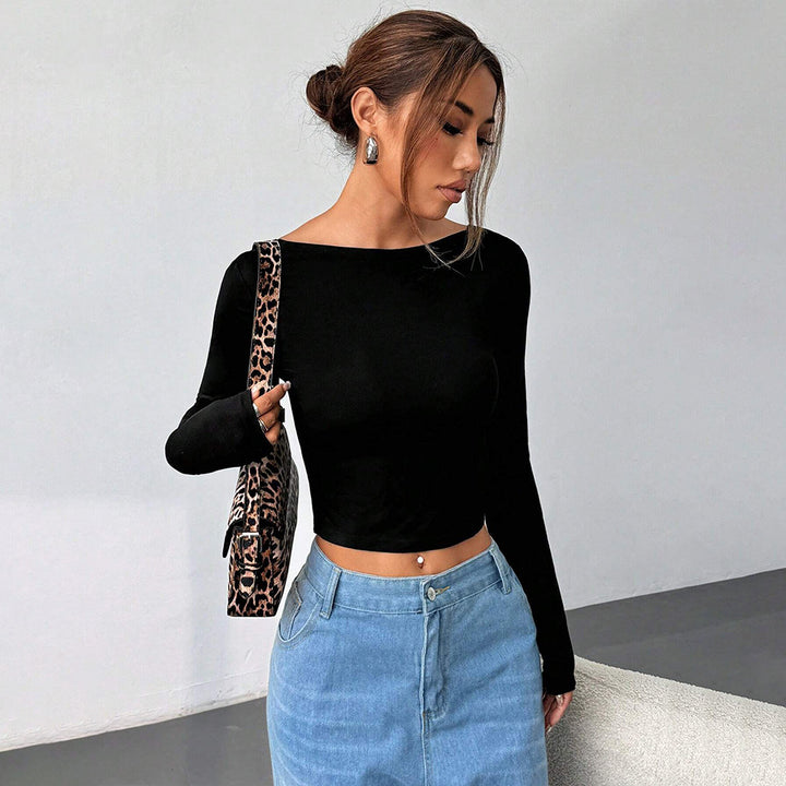 Kvinnors långärmad crop top med elegant rund halsringning och figursmickrande skärning Mirla-Eva Jonsson