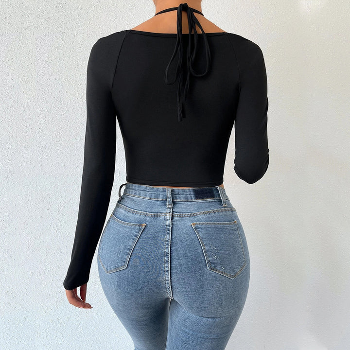 Kvinnors långärmad crop top med modernt korsdesign och rynkning Mirla-Eva Jonsson