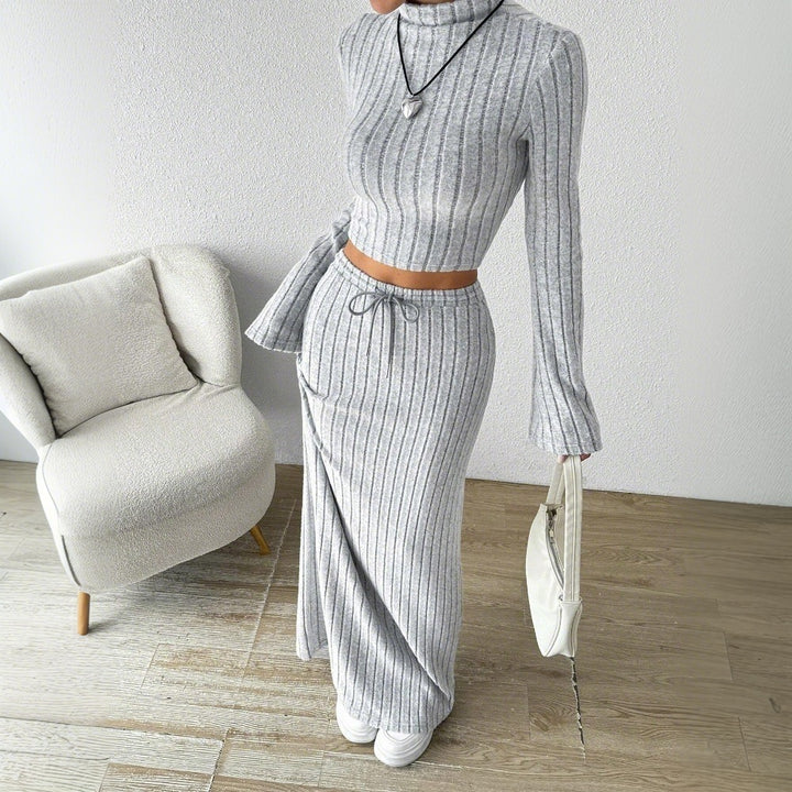 Kvinnors långärmad crop top och maxikjol set med elegant ribbad textur Mirla-Eva Jonsson