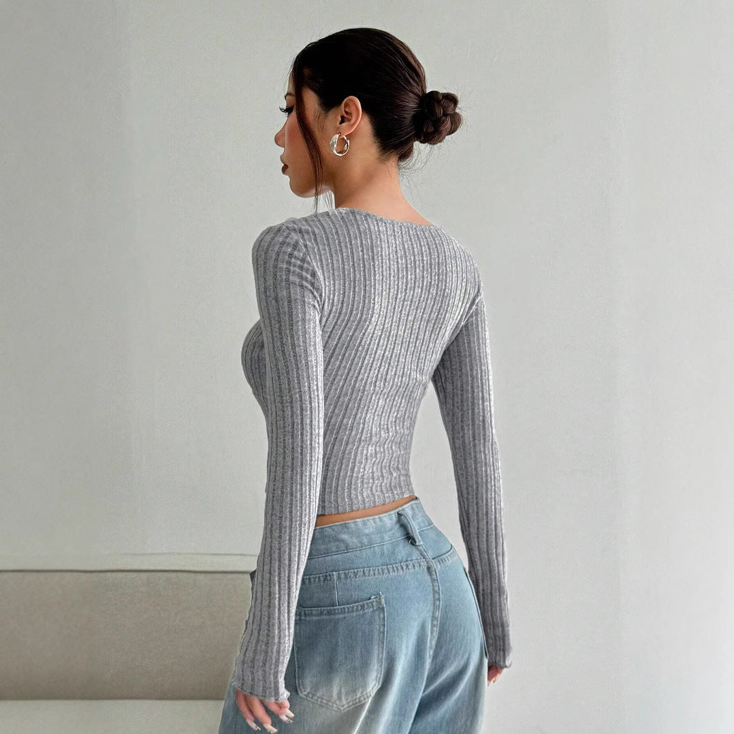 Kvinnors långärmad cropped topp med djup V-hals och ribbad textur Mirla-Eva Jonsson