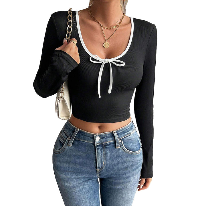 Kvinnors långärmad croptop med dekorativ knut och elegant ribbstruktur Mirla-Eva Jonsson