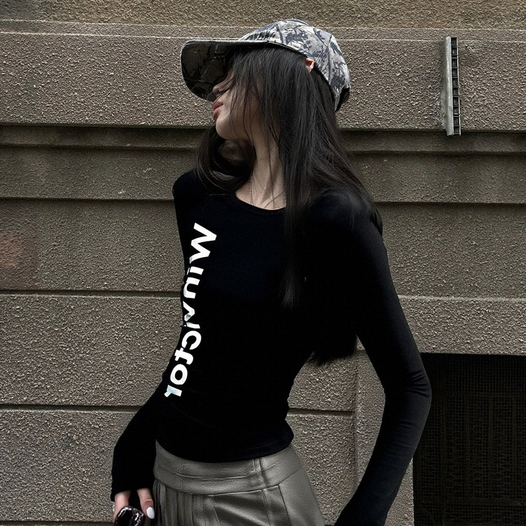 Kvinnors långärmad, figurnära T-shirt med modern text Mirla-Eva Jonsson