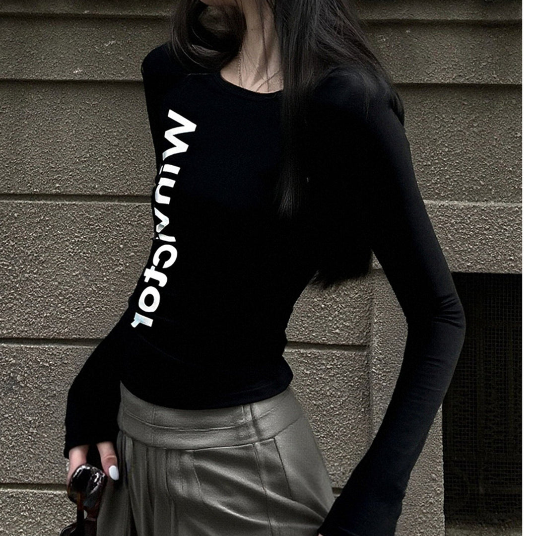 Kvinnors långärmad, figurnära T-shirt med modern text Mirla-Eva Jonsson