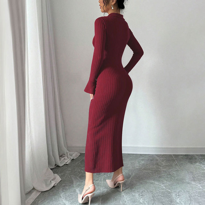 Kvinnors långärmad klänning med figurnära ribbdesign och chic krage Mirla-Eva Jonsson