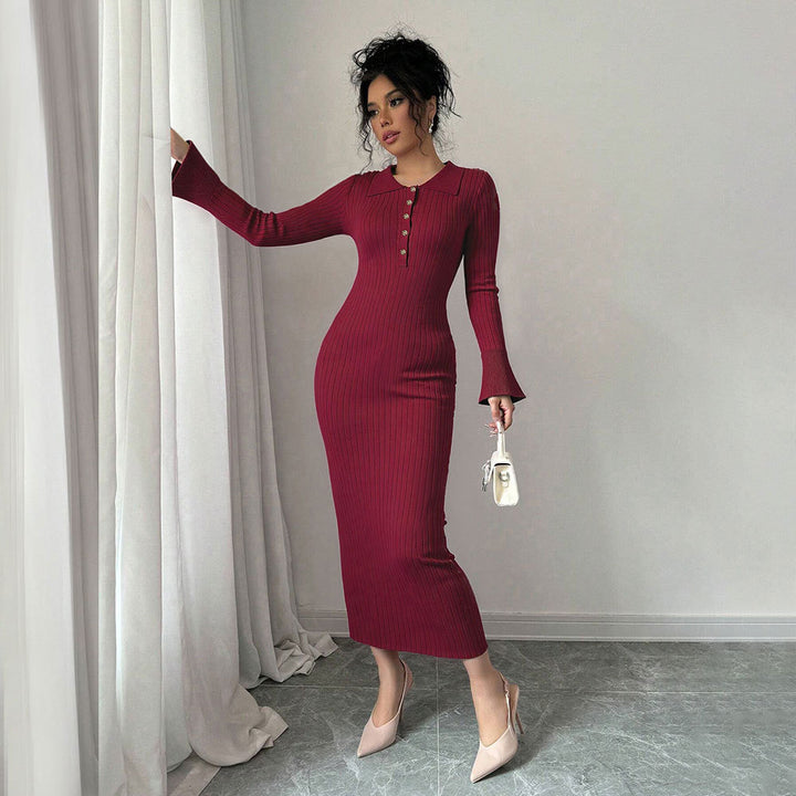 Kvinnors långärmad klänning med figurnära ribbdesign och chic krage Mirla-Eva Jonsson