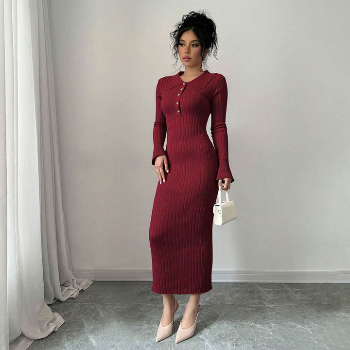 Kvinnors långärmad klänning med figurnära ribbdesign och chic krage Mirla-Eva Jonsson