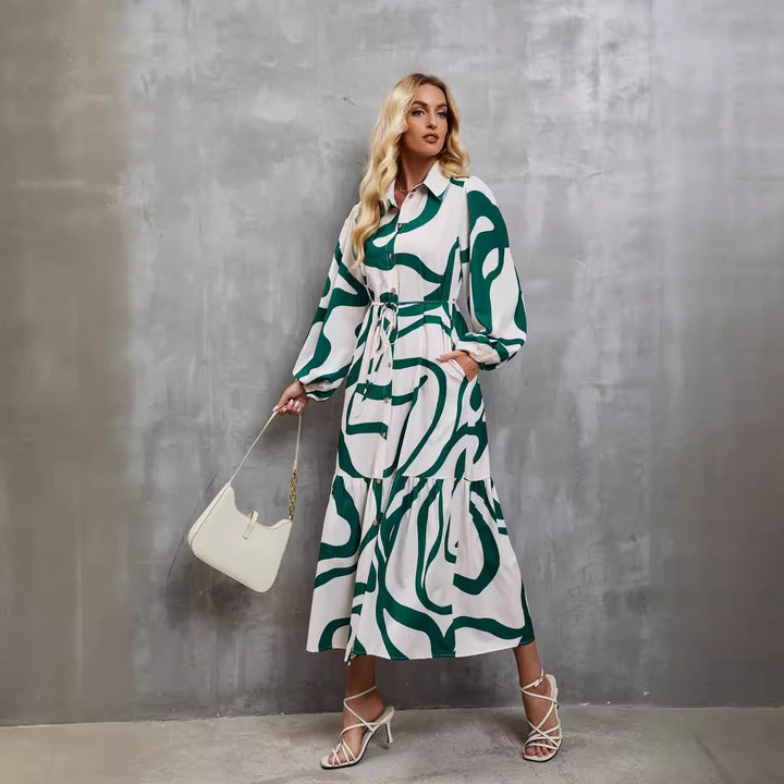 Kvinnors långärmad klänning med sofistikerad grafisk design och elegant midjeband Mirla-Eva Jonsson