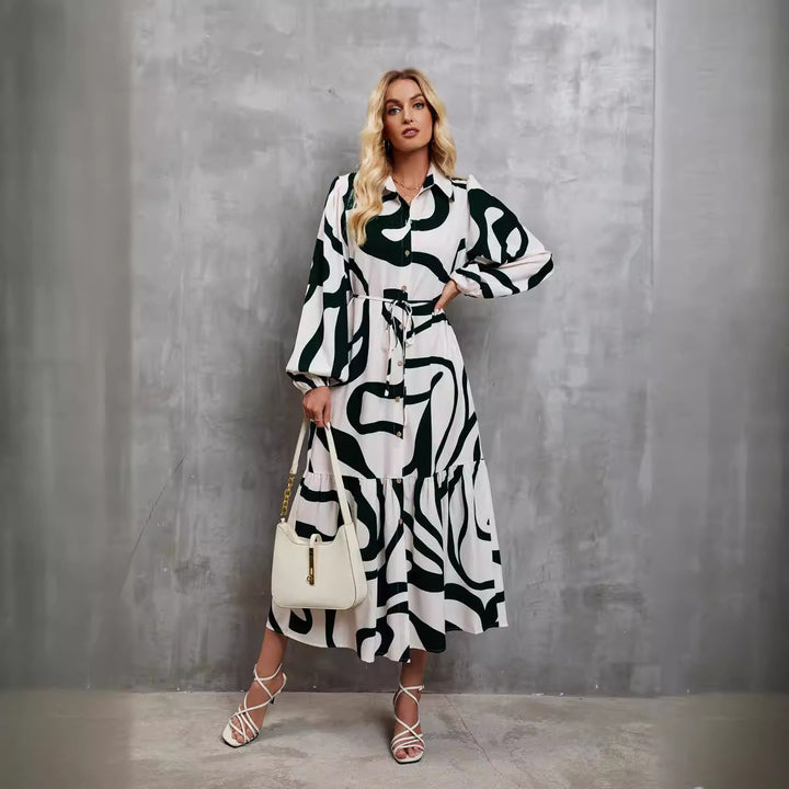 Kvinnors långärmad klänning med sofistikerad grafisk design och elegant midjeband Mirla-Eva Jonsson