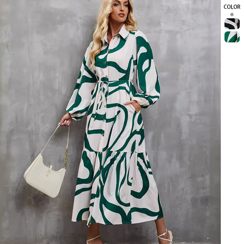 Kvinnors långärmad klänning med sofistikerad grafisk design och elegant midjeband Mirla-Eva Jonsson