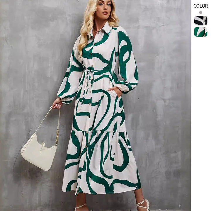 Kvinnors långärmad klänning med sofistikerad grafisk design och elegant midjeband Mirla-Eva Jonsson