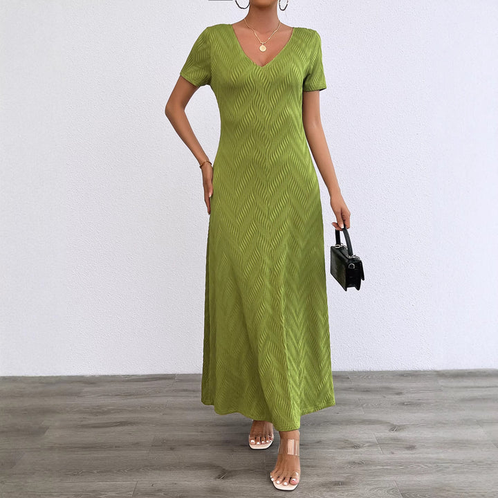 Kvinnors långärmad maxikjol med elegant V-ringning och ribbad textur Mirla-Eva Jonsson