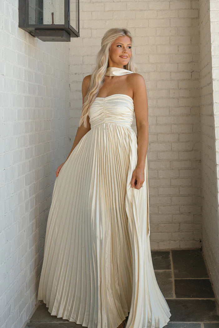 Kvinnors långärmad maxikjol med elegant plisserad kjol och off-shoulder silhuett-Eva Jonsson
