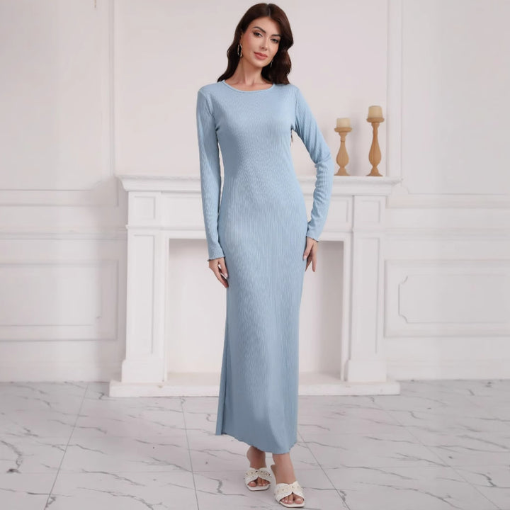 Kvinnors långärmad maxiklänning i högkvalitativ ribbad stickad tyg med elegant slits.-Eva Jonsson