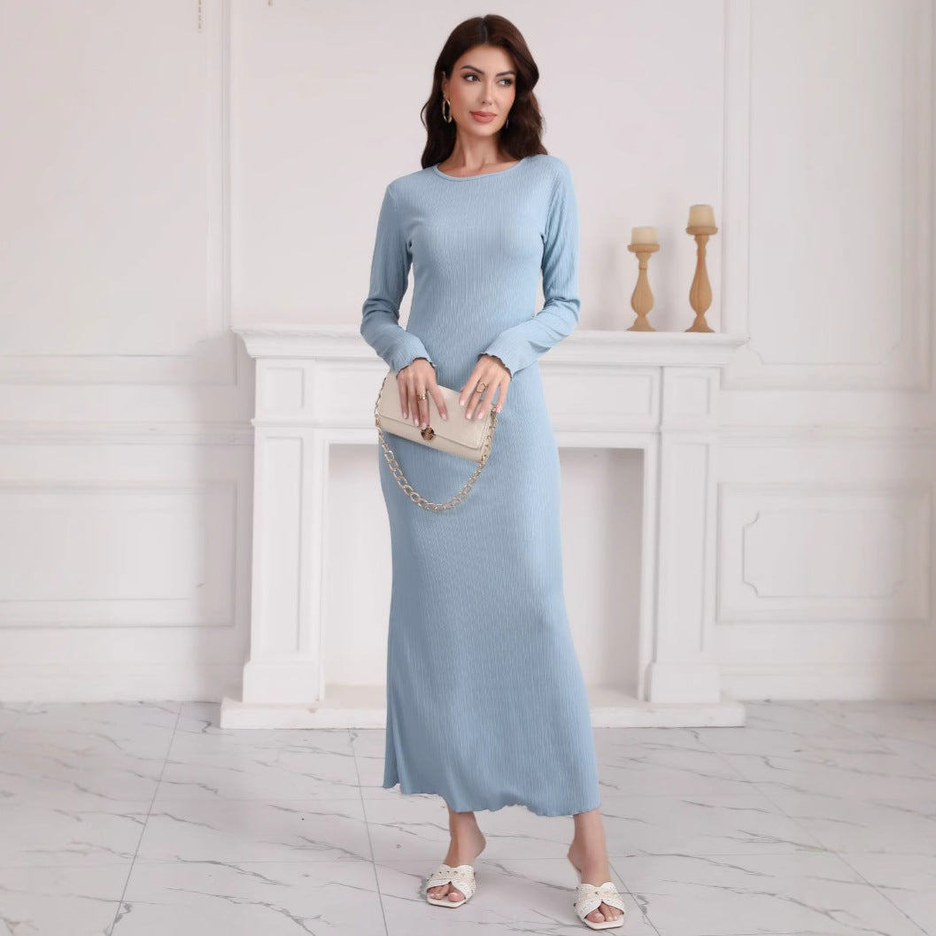 Kvinnors långärmad maxiklänning i högkvalitativ ribbad stickad tyg med elegant slits.-Eva Jonsson