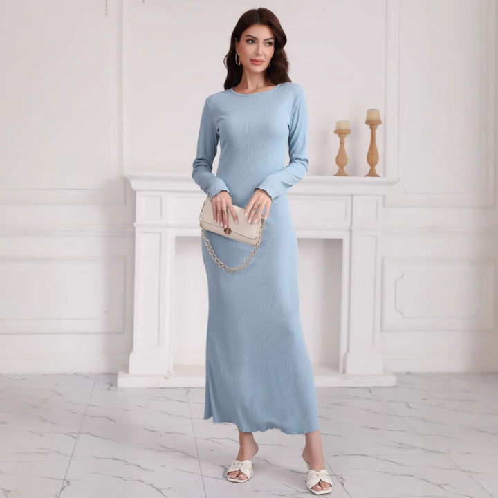 Kvinnors långärmad maxiklänning i högkvalitativ ribbad stickad tyg med elegant slits.-Eva Jonsson