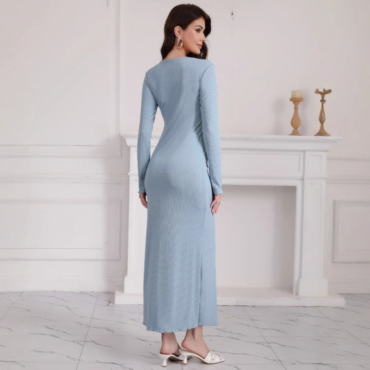 Kvinnors långärmad maxiklänning i högkvalitativ ribbad stickad tyg med elegant slits.-Eva Jonsson