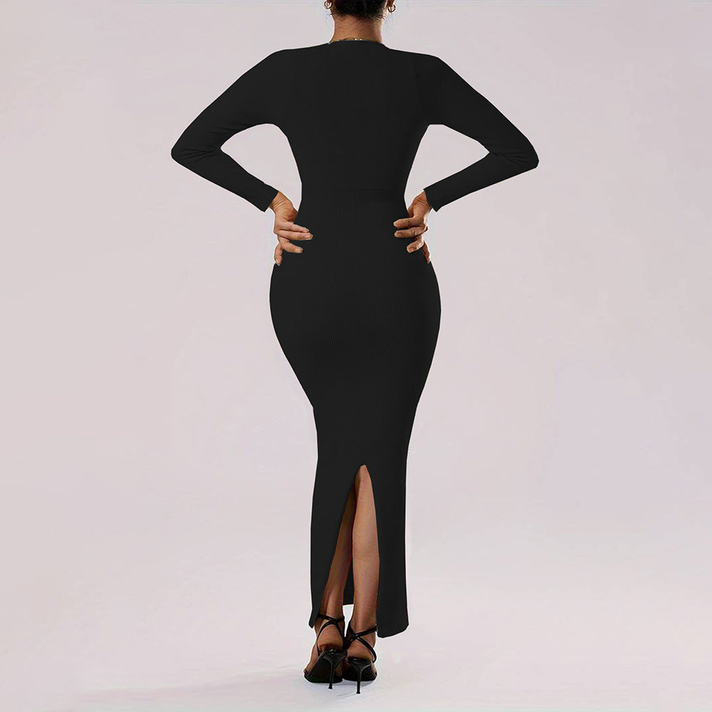 Kvinnors långärmad maxiklänning med djup ringning och figursmickrande skärning Mirla-Eva Jonsson