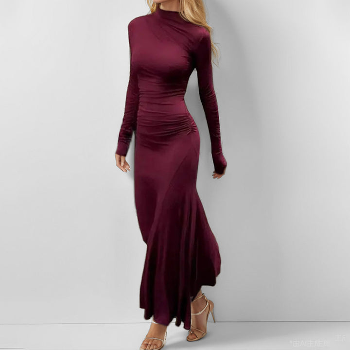 Kvinnors långärmad maxiklänning med figursmickrande skärning och elegant hög hals Mirla-Eva Jonsson