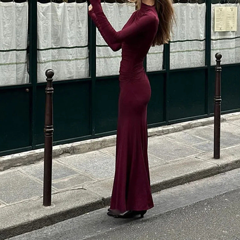 Kvinnors långärmad maxiklänning med figursmickrande skärning och elegant hög hals Mirla-Eva Jonsson