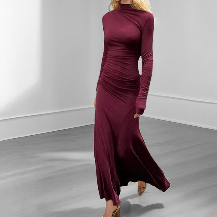 Kvinnors långärmad maxiklänning med figursmickrande skärning och elegant hög hals Mirla-Eva Jonsson