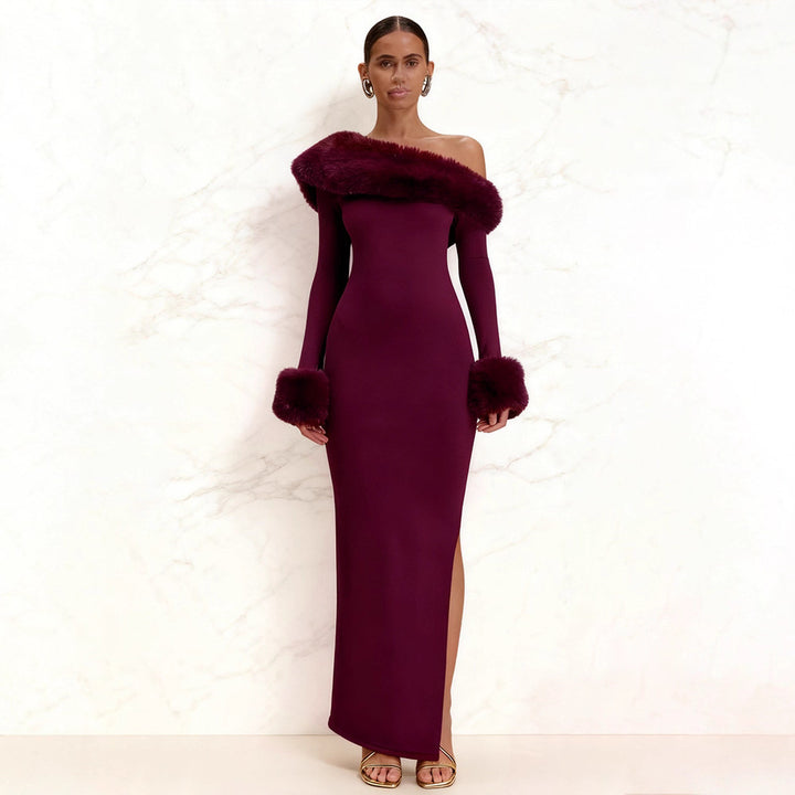 Kvinnors långärmad maxiklänning med off-shoulder-look och eleganta pälsaccenter-Eva Jonsson