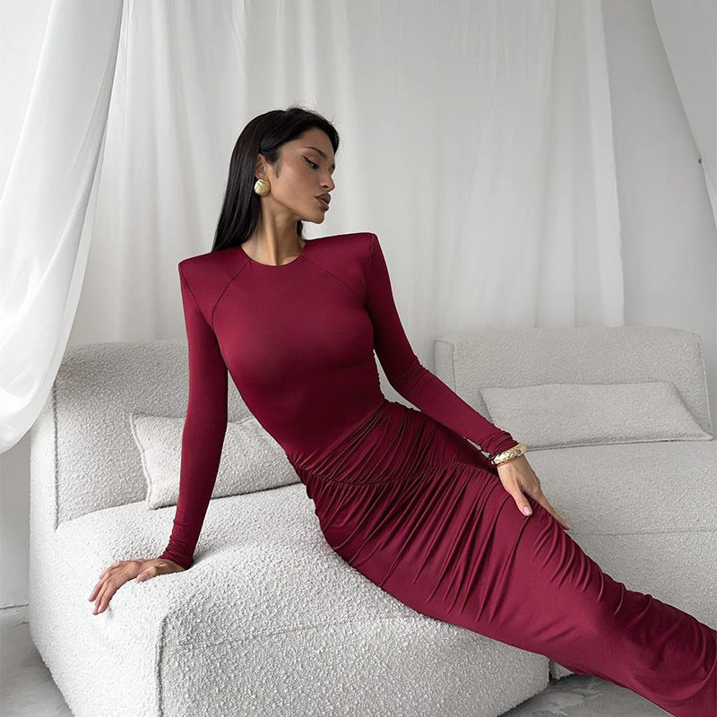 Kvinnors långärmad samlad klänning med elegant skärning och figurskapande detaljer-Eva Jonsson