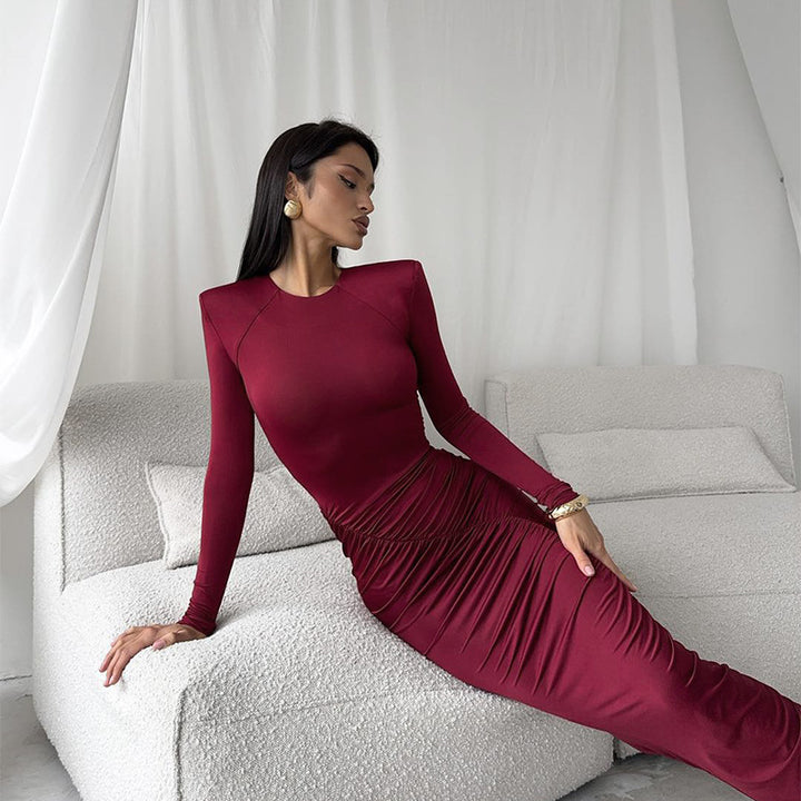 Kvinnors långärmad samlad klänning med elegant skärning och figurskapande detaljer-Eva Jonsson