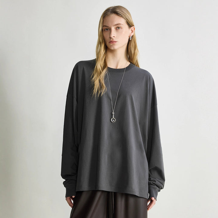 Kvinnors långärmad skjorta i minimalistisk design Mirla-Eva Jonsson